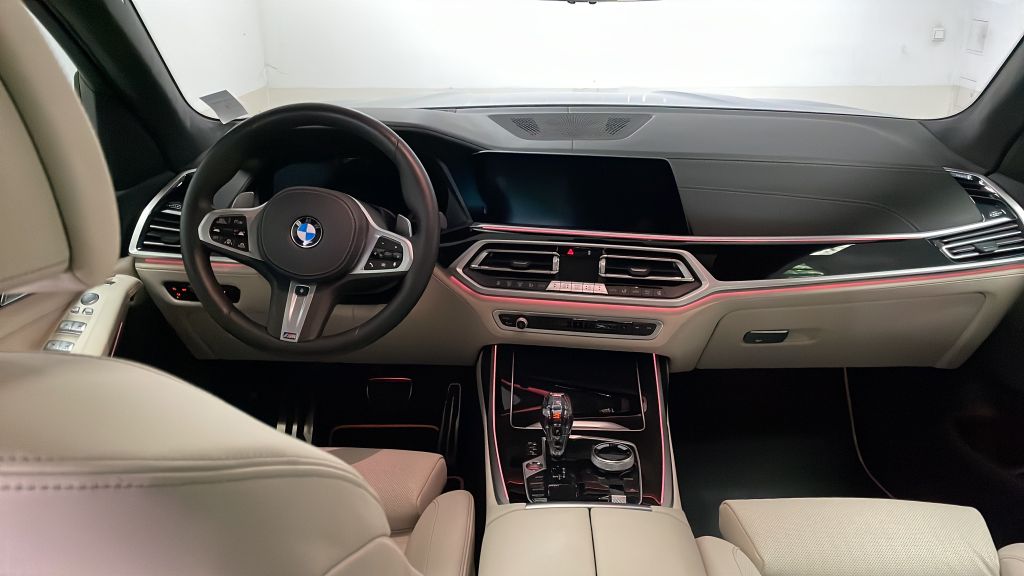 BMW X7 40d Mpaket | předváděcí auto | skladem | od autorizovaného prodejce | šedá metalíza | super cena | top stav | online nákup | autoibuy.com